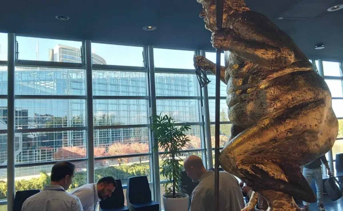 Estatua desnuda de Trump llega al Parlamento Europeo