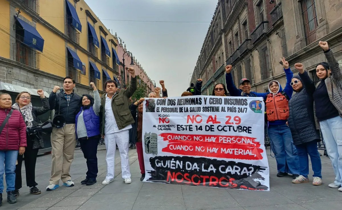 Trabajadores del IMSS entregan pliego petitorio en Palacio Nacional