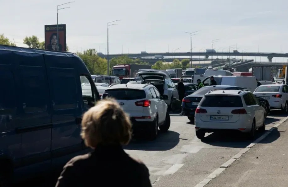 Rusia ataca puente clave en Kiev y bombardea Járkov