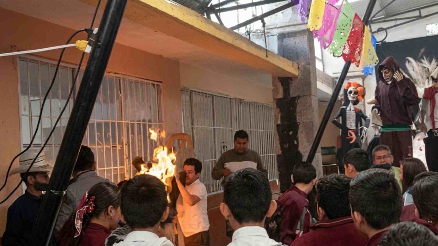 Alumna sufre quemaduras graves en concurso en Hidalgo