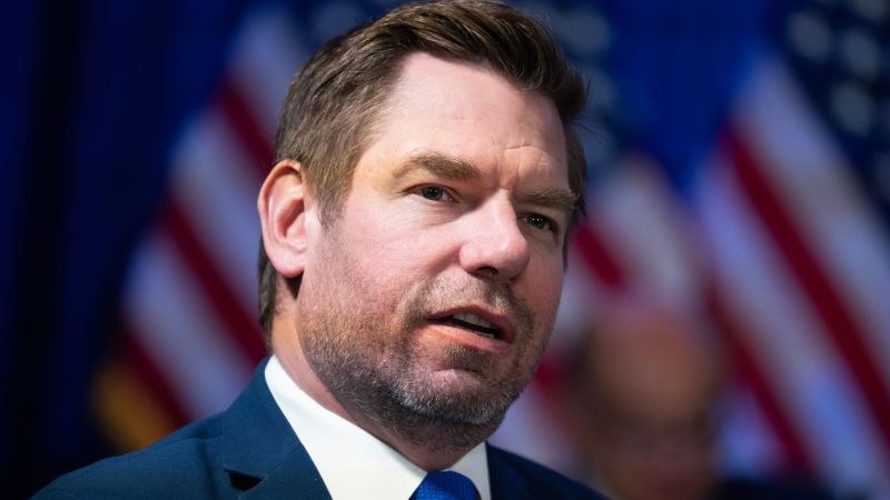 FBI registra mansión vinculada a Eric Swalwell en Beverly Hills