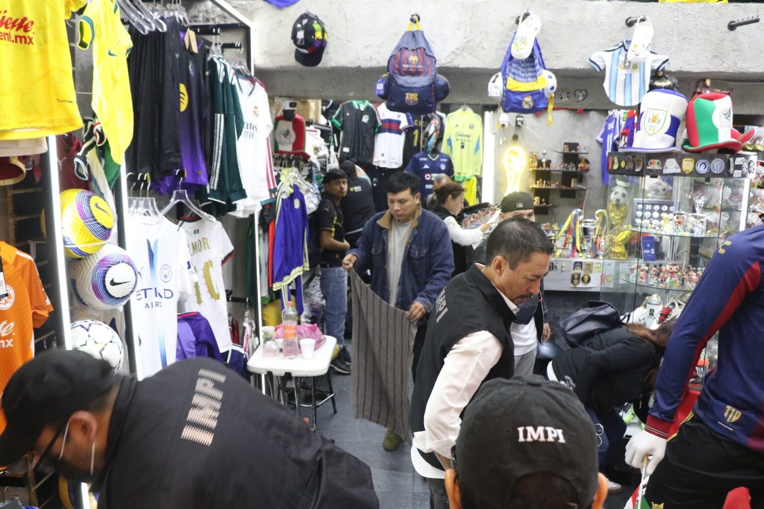 Aseguran más de 9 mil piezas apócrifas en Tepito