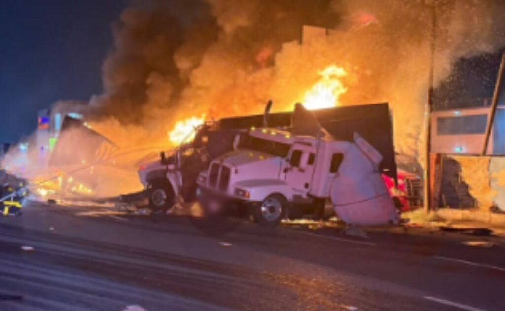 Tráiler choca bloqueo en México-Toluca y provoca incendio