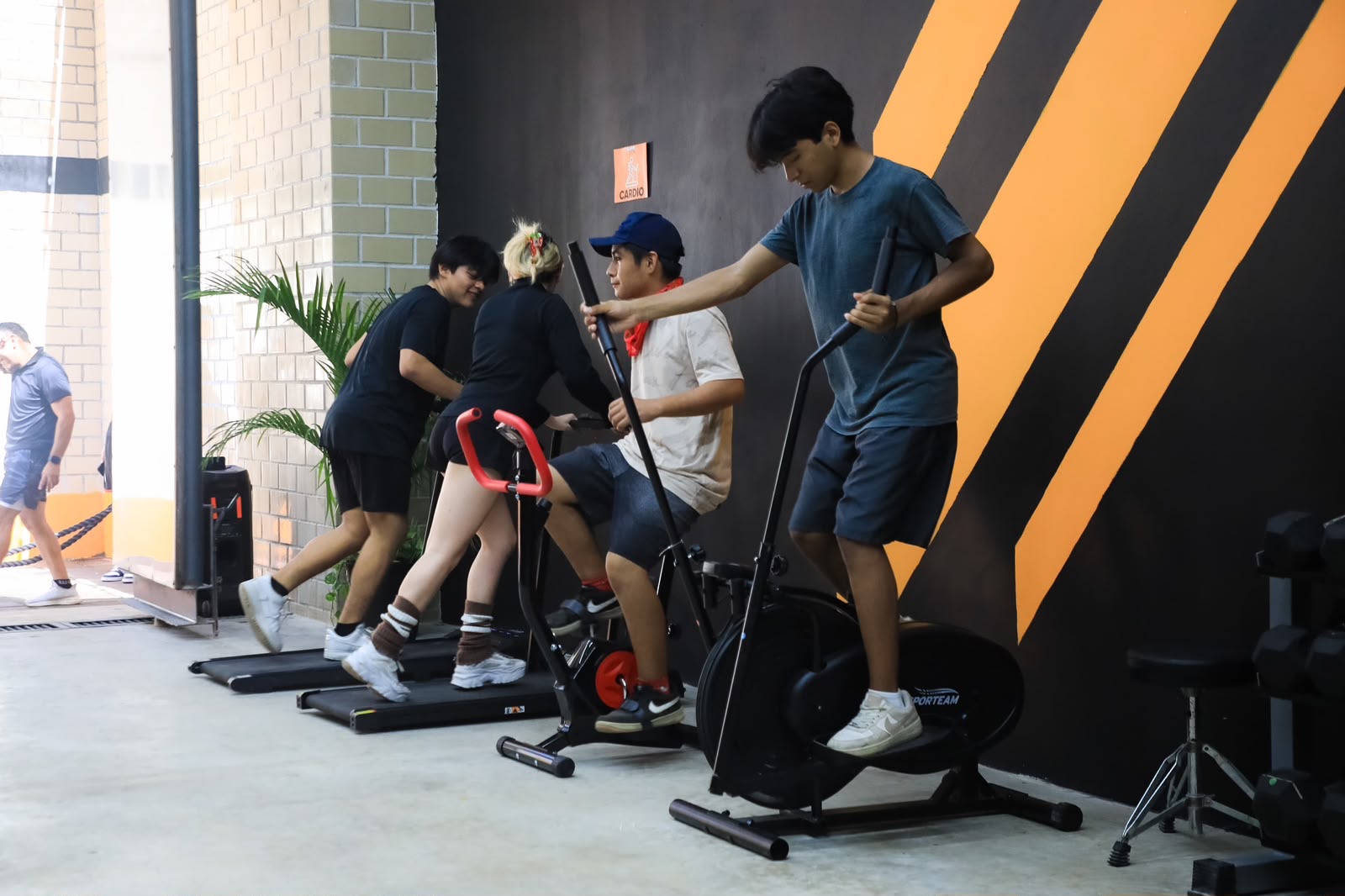 Estefanía Mercado inaugura gimnasio gratuito para jóvenes