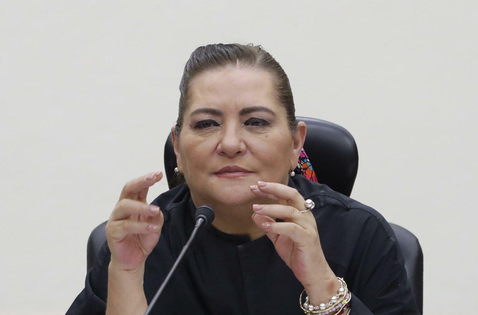 Sheinbaum pide auditoría tras renuncia de Taddei en INE