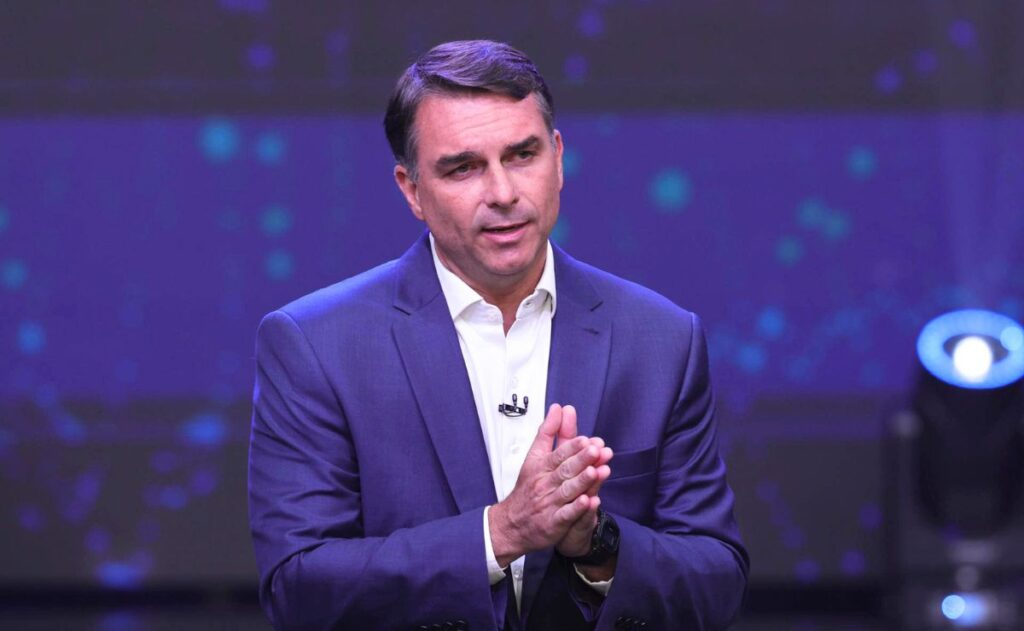 Flávio Bolsonaro se declara presidente electo de Brasil