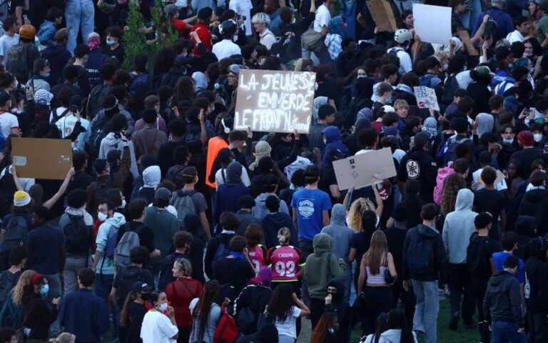 Francia suspende uso de granadas en protestas estudiantiles