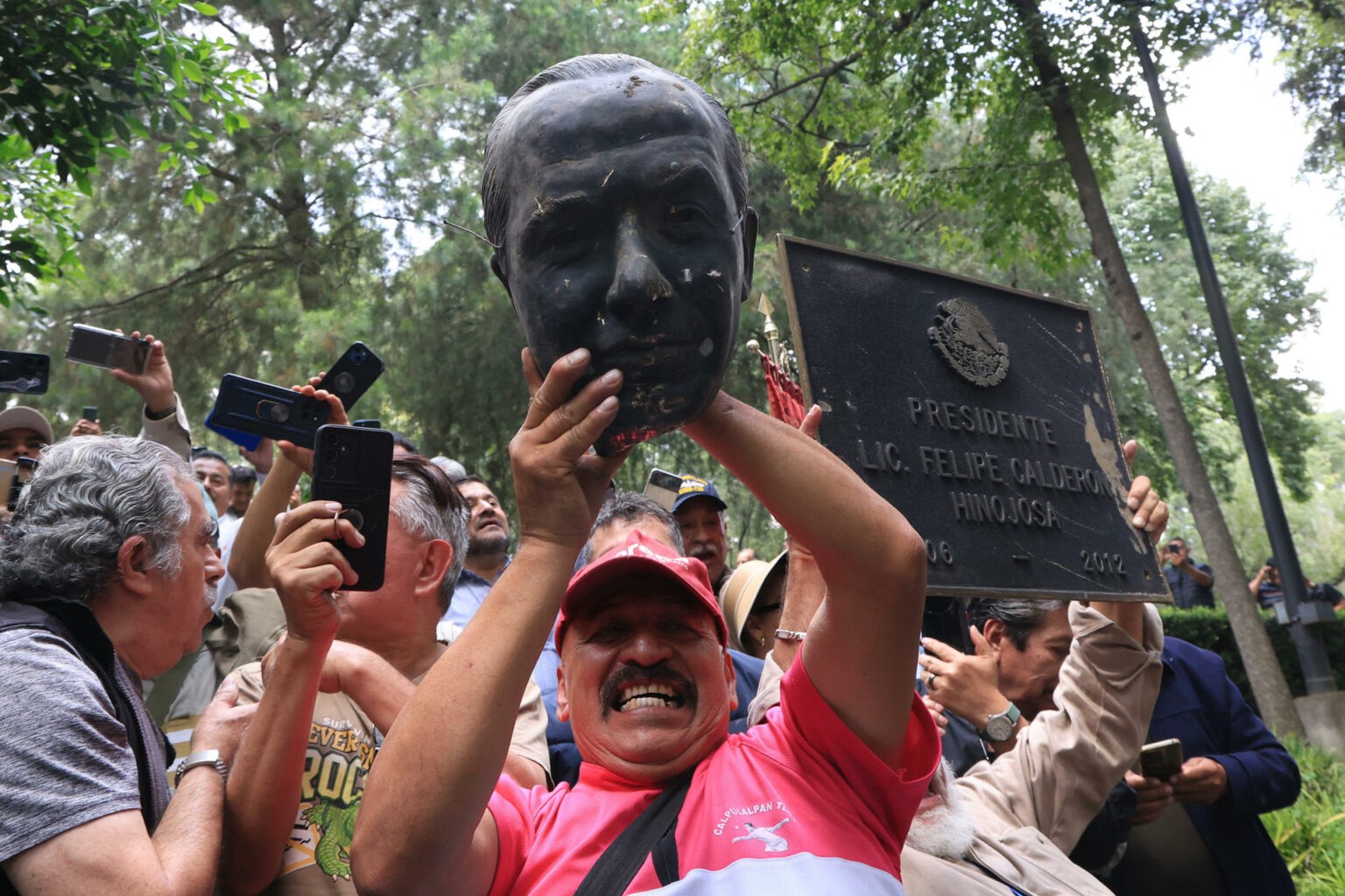 Jorge Romero acusa a Jesús Ramírez por daño a estatua