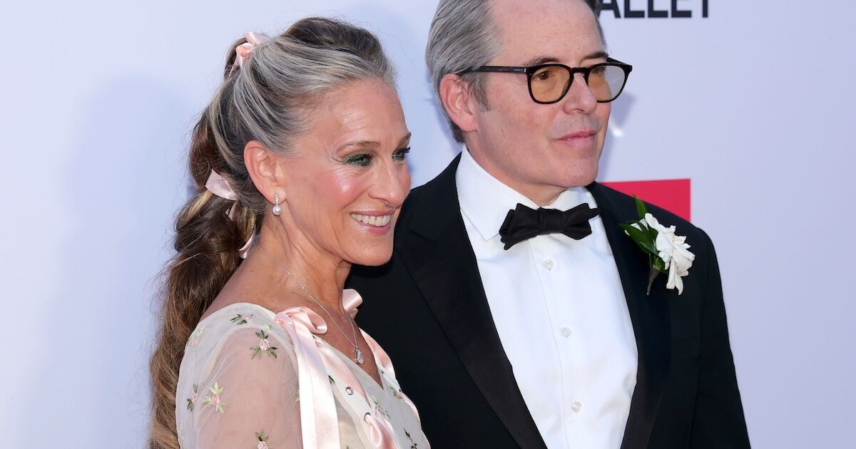 Sarah Jessica Parker destaca con canas y estilo único