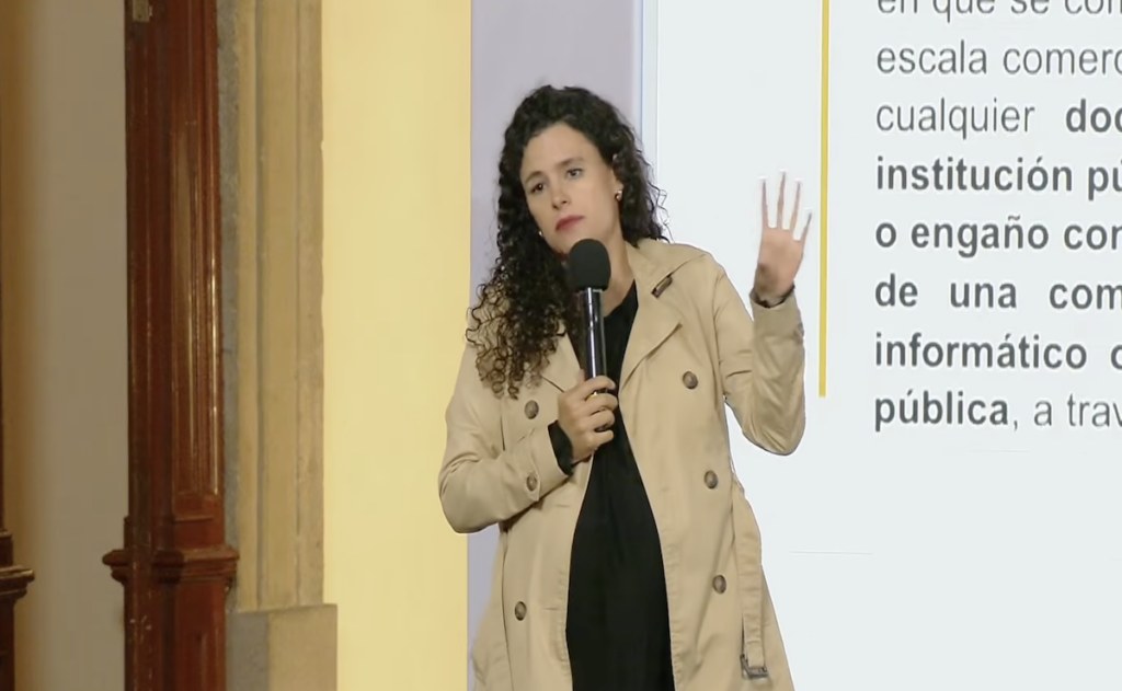 Reforma no sanciona memes, aclara Luisa Alcalde