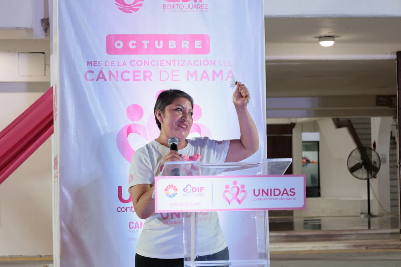 Benito Juárez ilumina Palacio por prevención de cáncer de mama