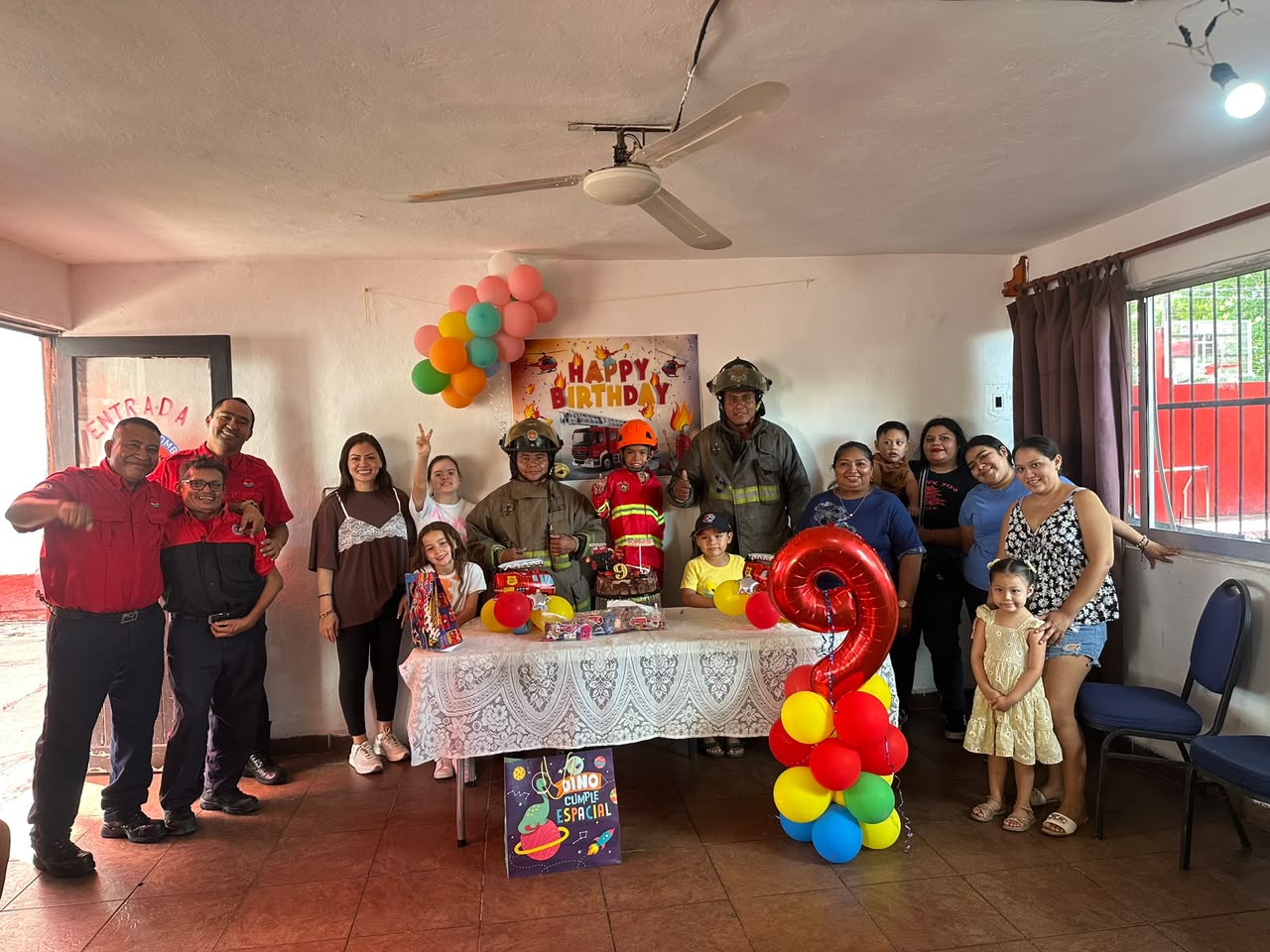 Bomberos de Cancún cumplen sueño de niño en cumpleaños