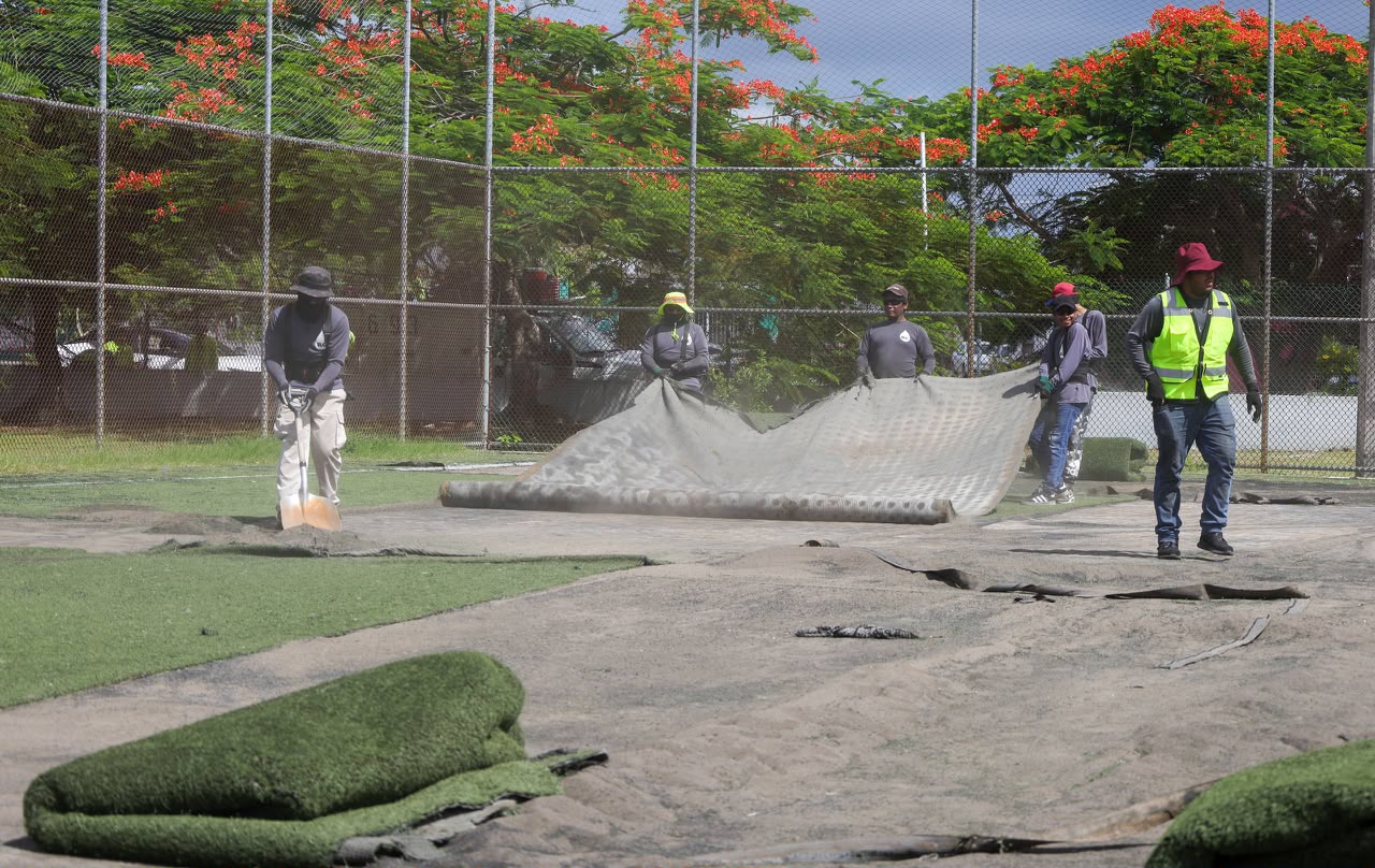 Cancún renueva pasto sintético en 10 canchas deportivas