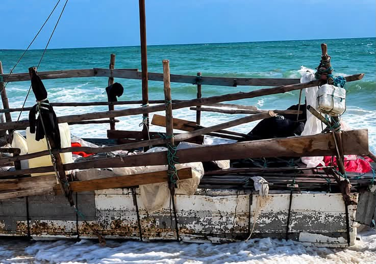 Hallan embarcación hechiza en Costa Mujeres, Isla Mujeres