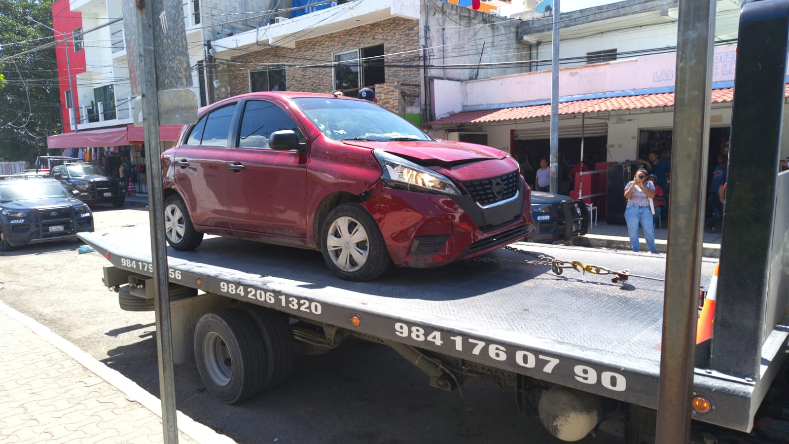 Conductor choca y es remolcado en Playa del Carmen