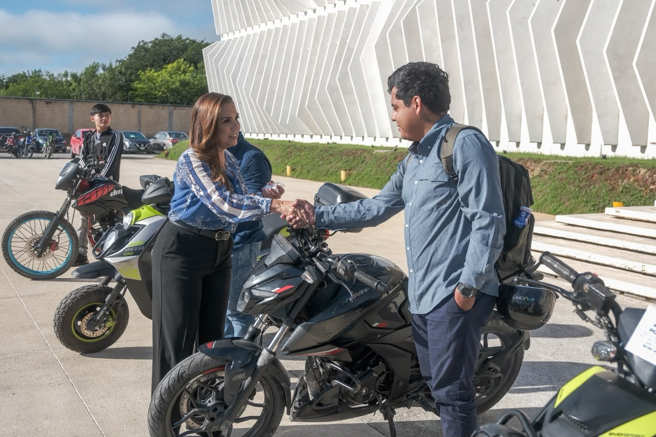 Mara Lezama entrega ocho vehículos recuperados en Cancún