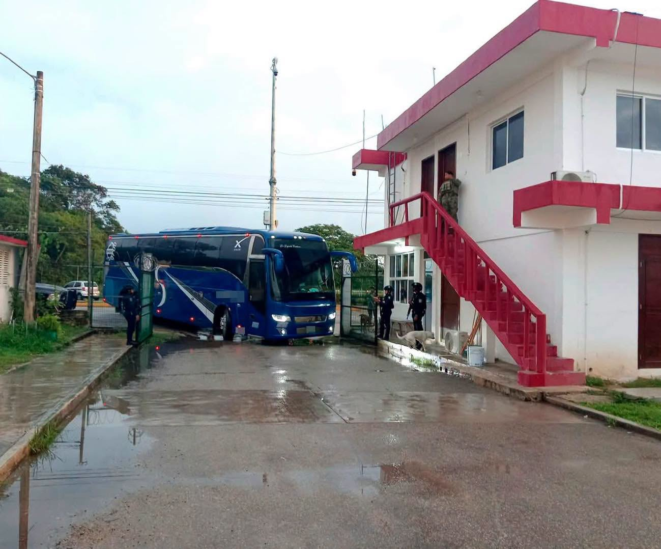 Trasladan 146 internos de Cancún a penal de Chetumal