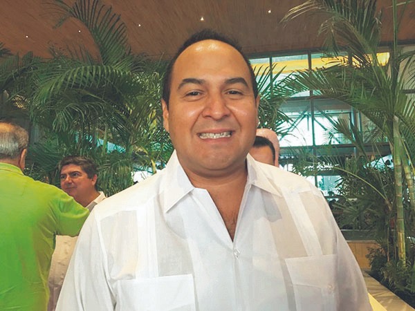 Julián Ricalde critica a Juan Carrillo por no vivir en Isla Mujeres
