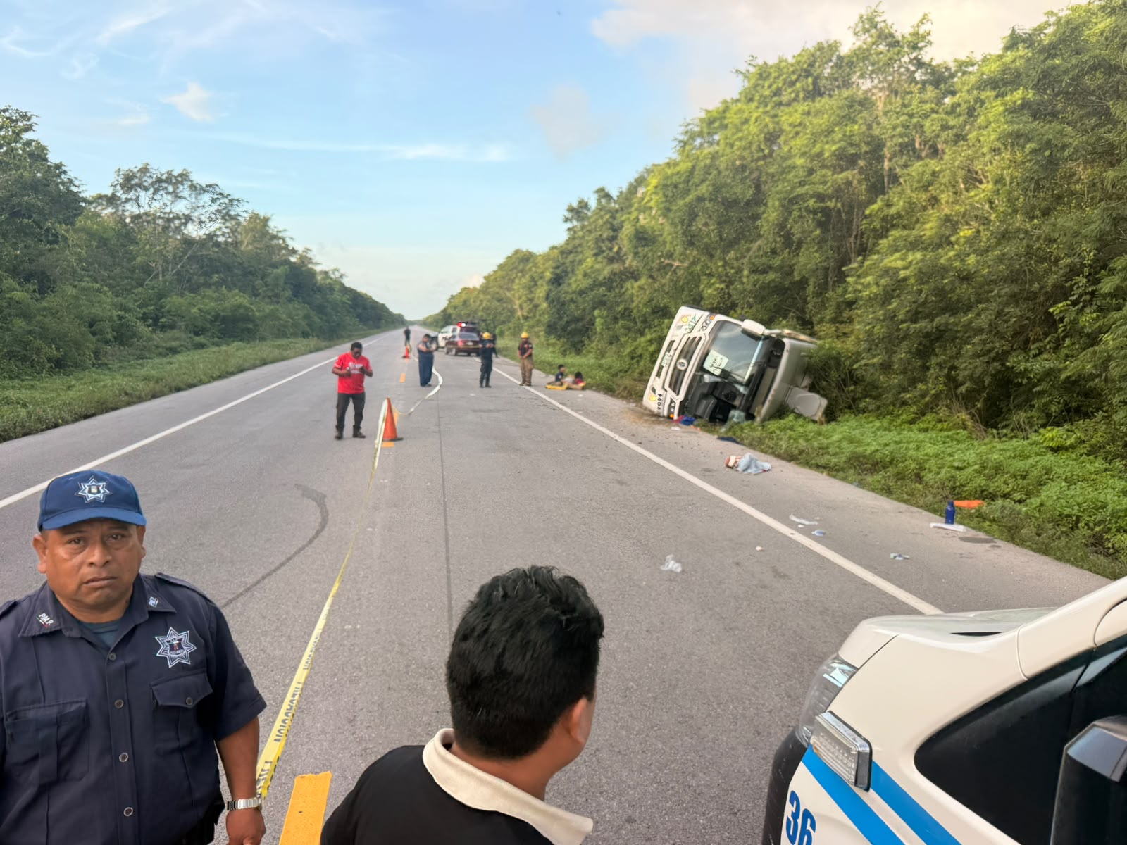Mueren tres en volcadura de autobús cerca de aeropuerto Tulum