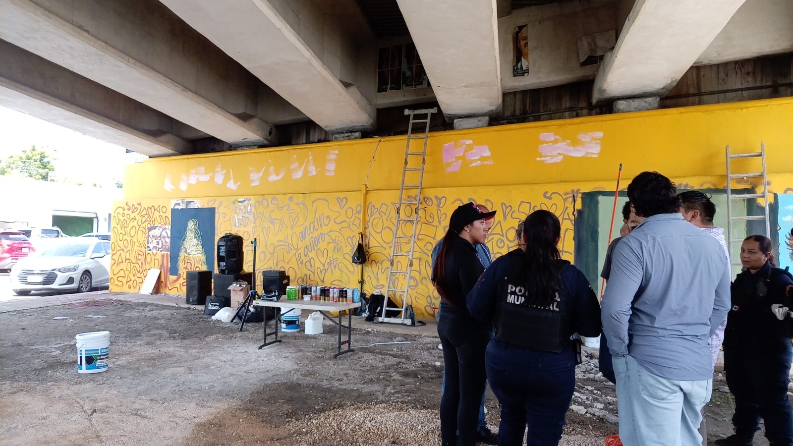Grafiteros borran muro de políticos corruptos en Cancún