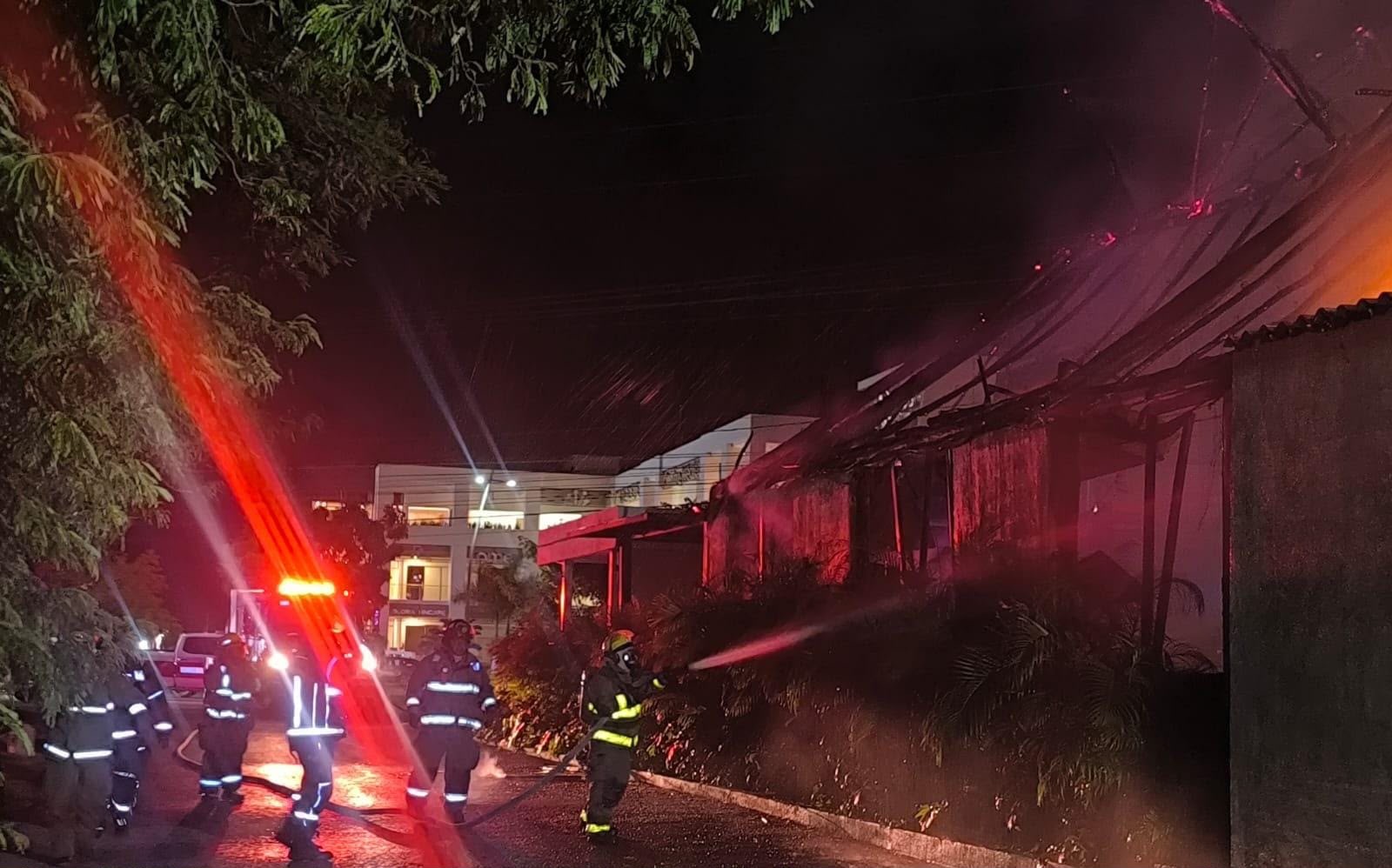 Incendio consume restaurante en avenida Huayacán, Cancún