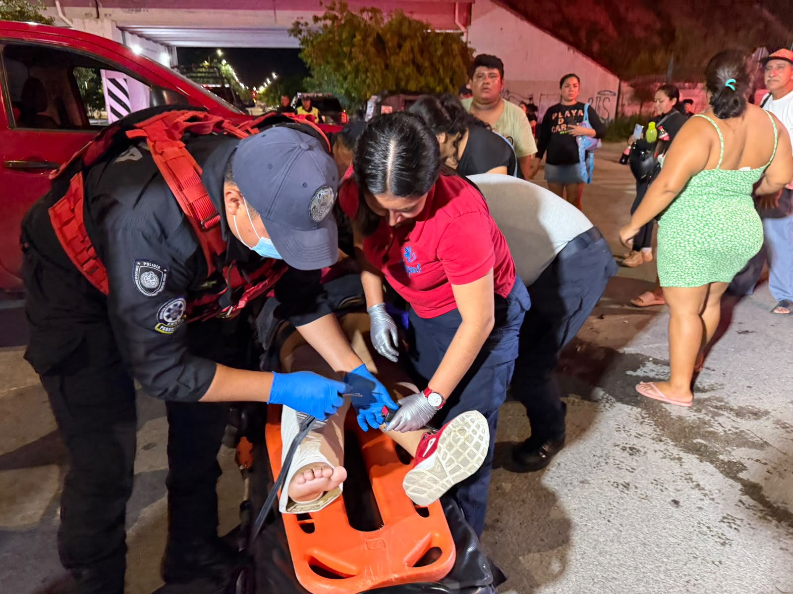 Camioneta atropella a dos en moto en Playa del Carmen