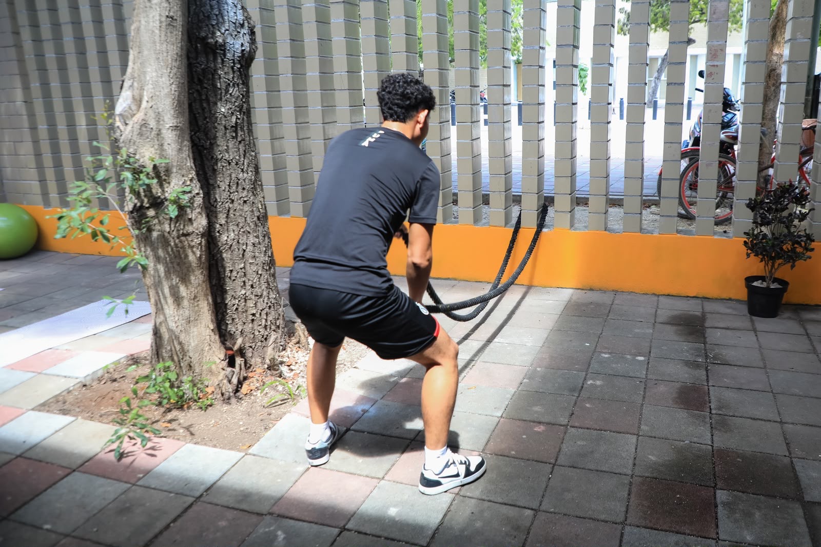 Estefanía Mercado inaugura gimnasio gratuito para jóvenes