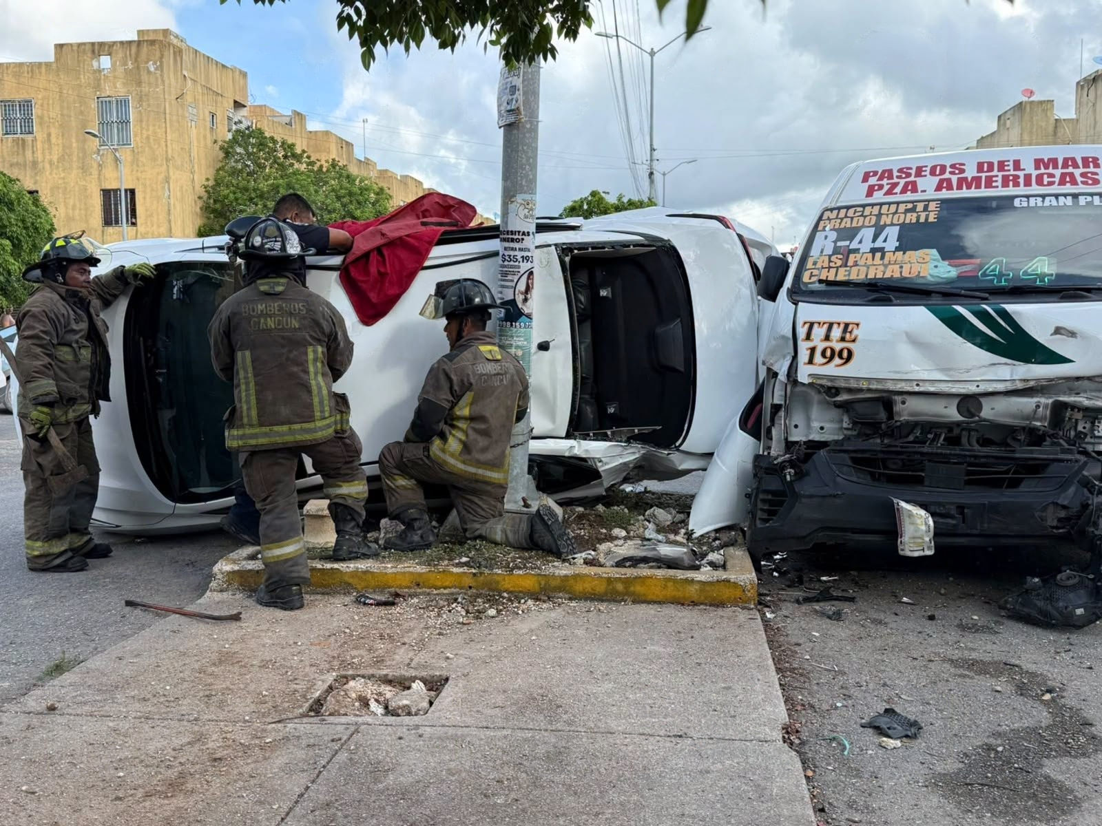 Accidente en Región 251 deja dos lesionados y daños materiales
