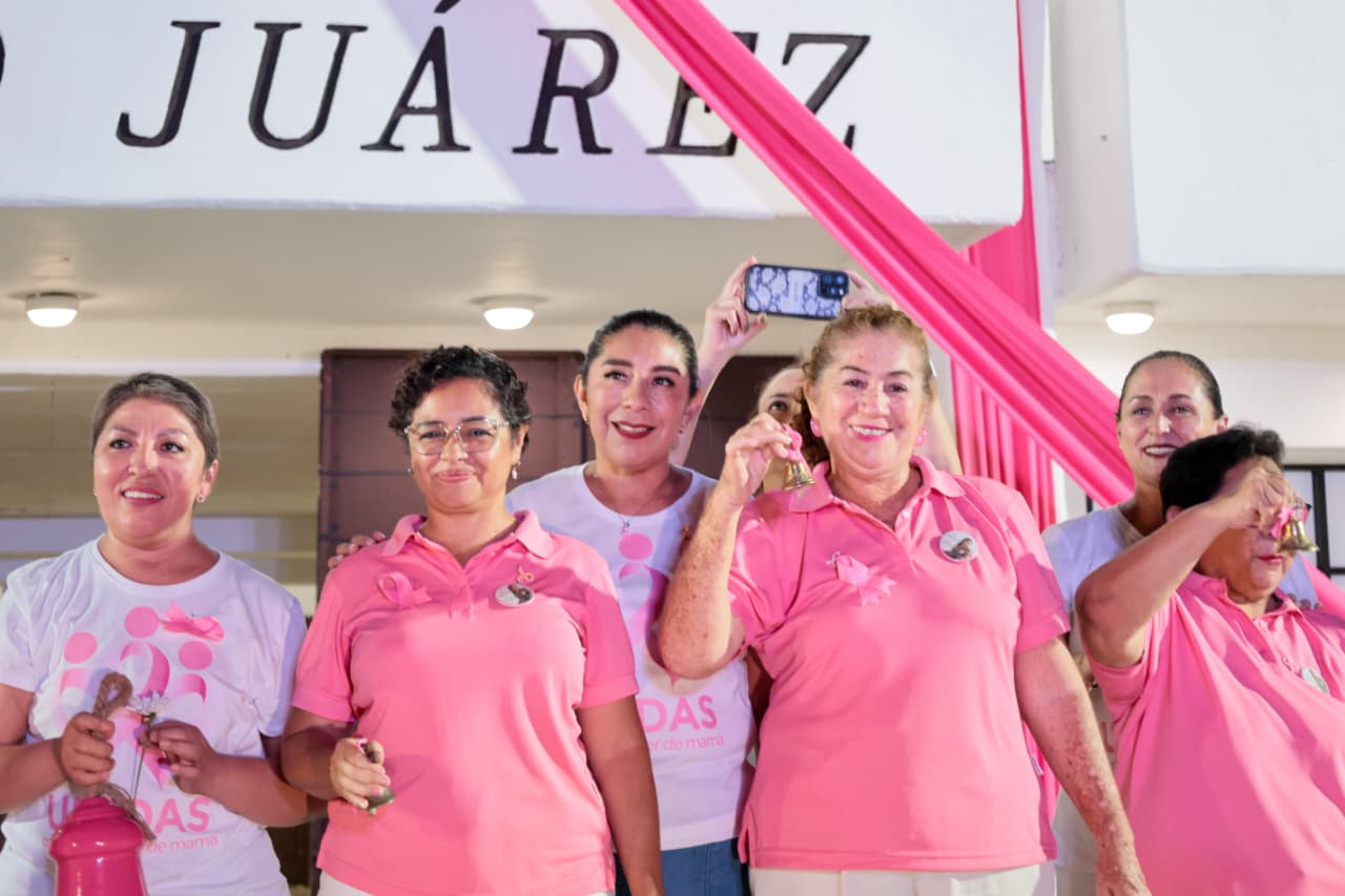 Benito Juárez ilumina Palacio por prevención de cáncer de mama