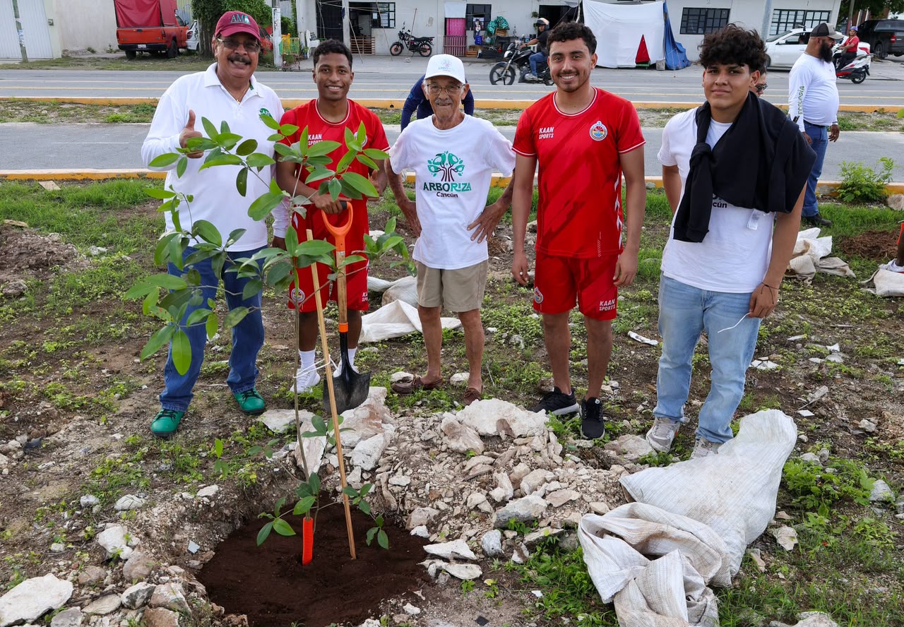 Ayuntamiento de Benito Juárez planta 150 árboles en Av. 20 de Noviembre