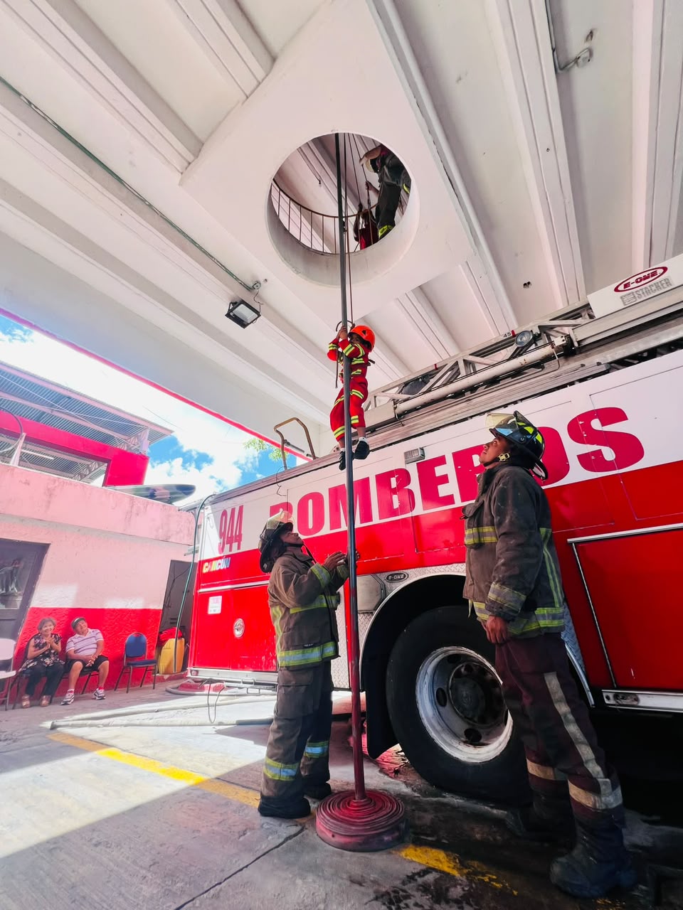 Bomberos de Cancún cumplen sueño de niño en cumpleaños