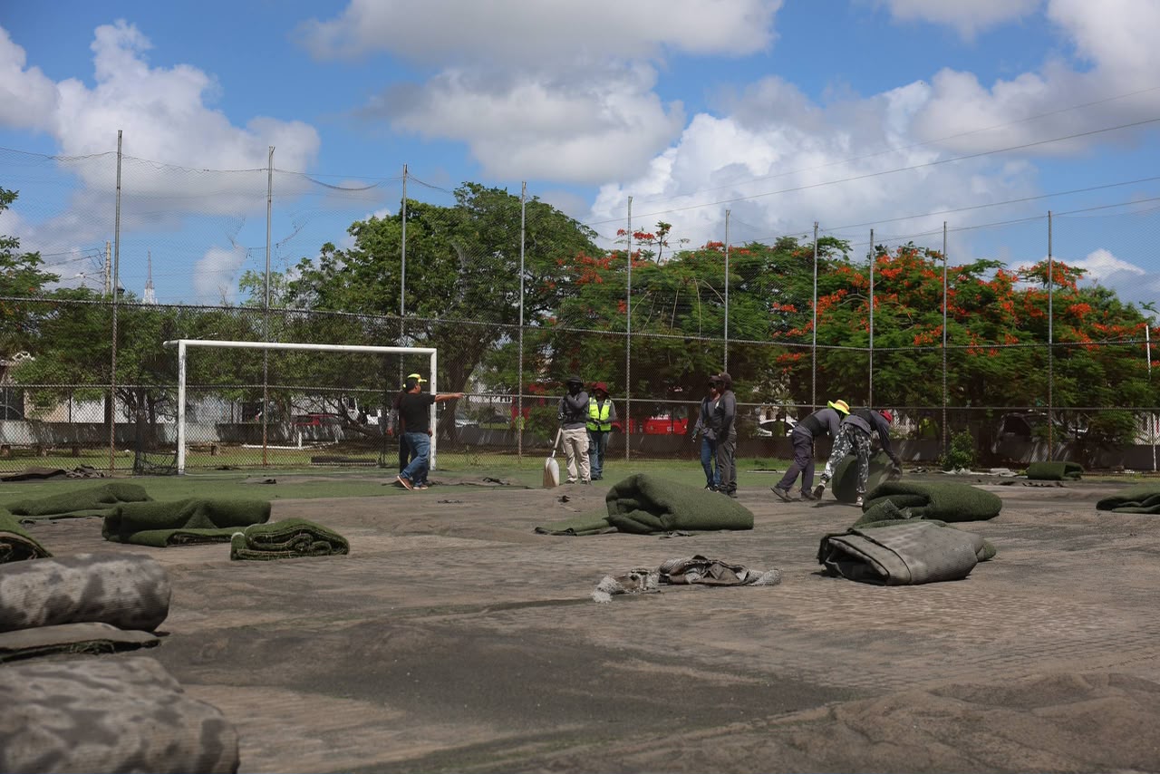 Cancún renueva pasto sintético en 10 canchas deportivas