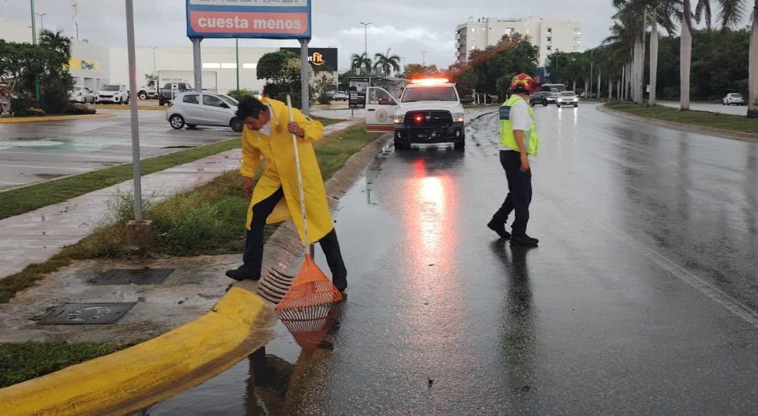 Operativo Tormenta atiende lluvias en Playa del Carmen