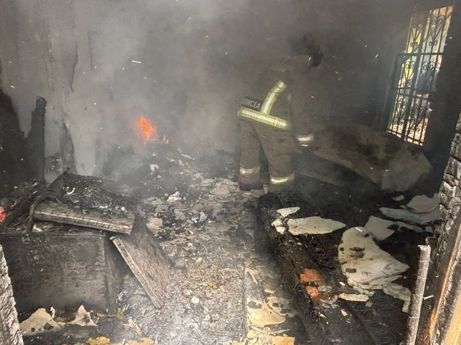 Incendio en vivienda de la SM 228 por veladora encendida
