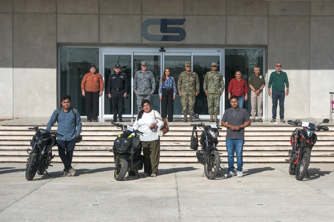 Mara Lezama entrega ocho vehículos recuperados en Cancún
