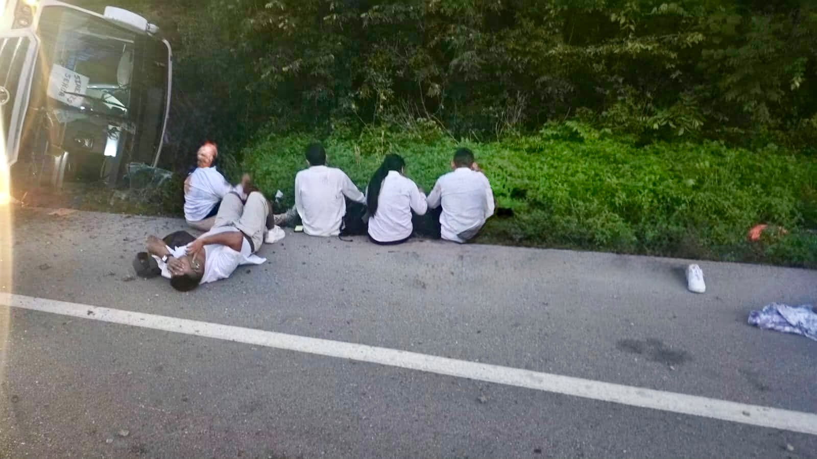 Mueren tres en volcadura de autobús cerca de aeropuerto Tulum