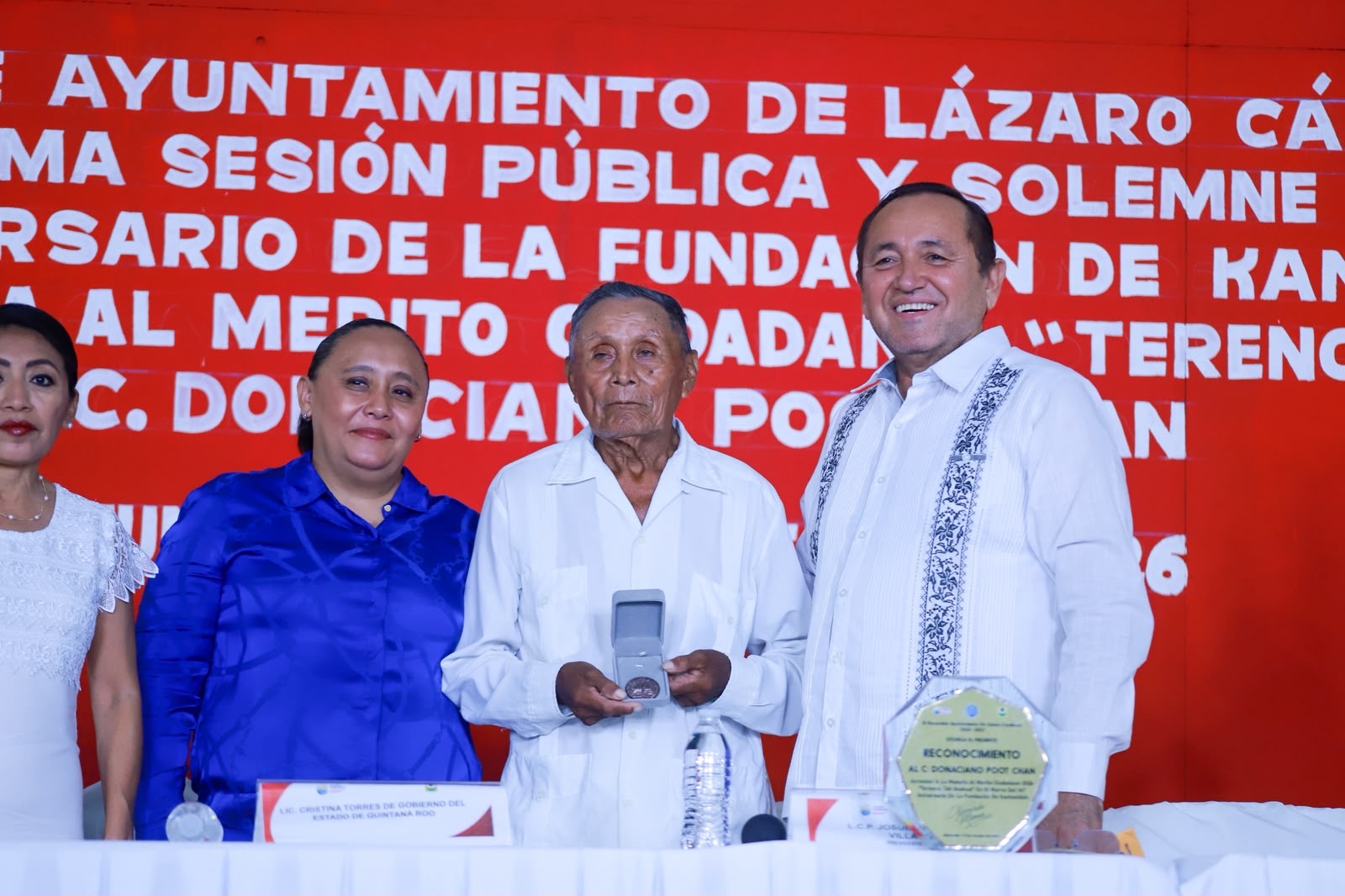 Nivardo Mena entrega medalla al mérito ciudadano en Kantunilkin