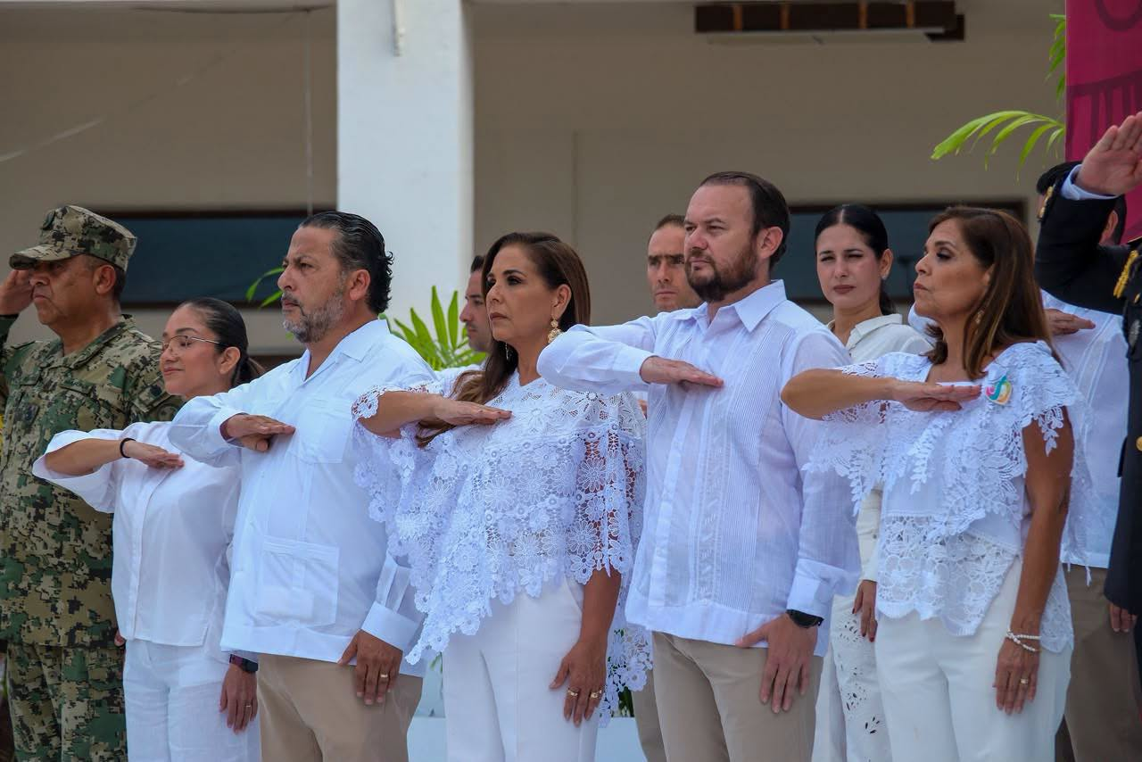 Quintana Roo conmemora 52 años con izamiento de bandera