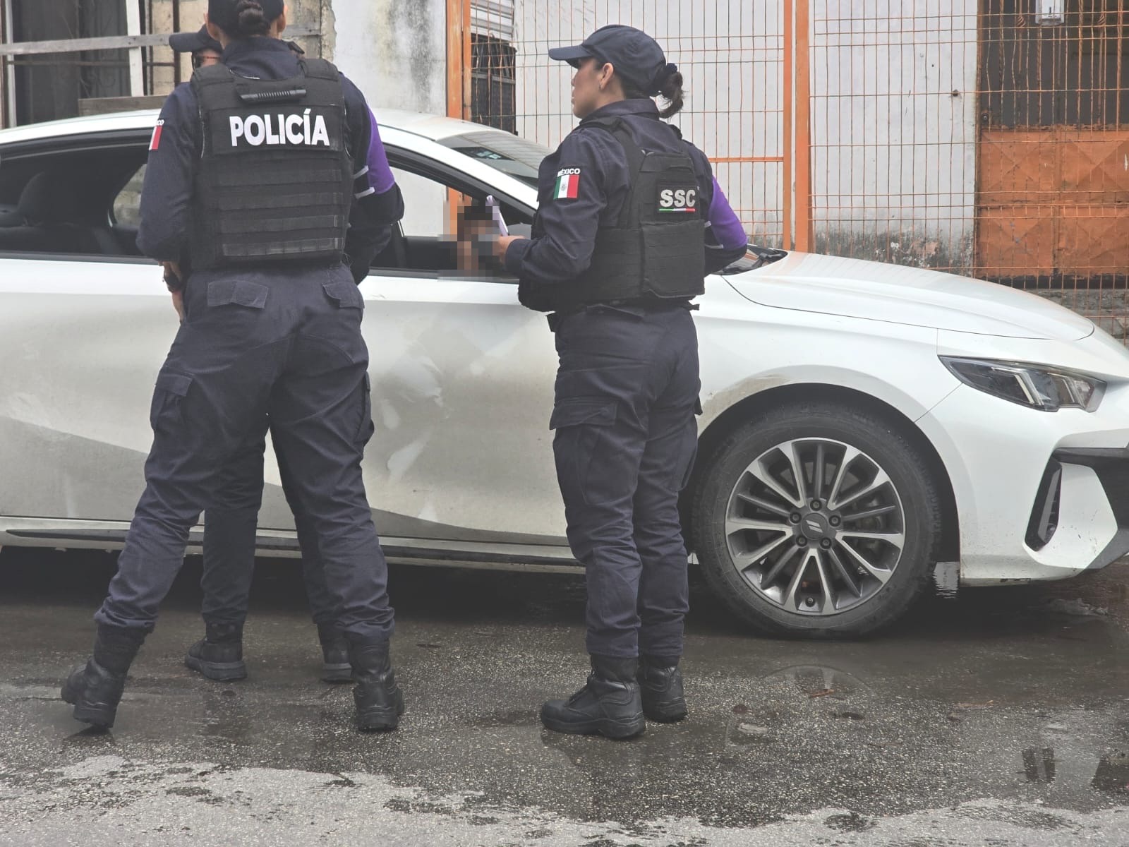 Niño queda encerrado en auto tras detención en Playa del Carmen