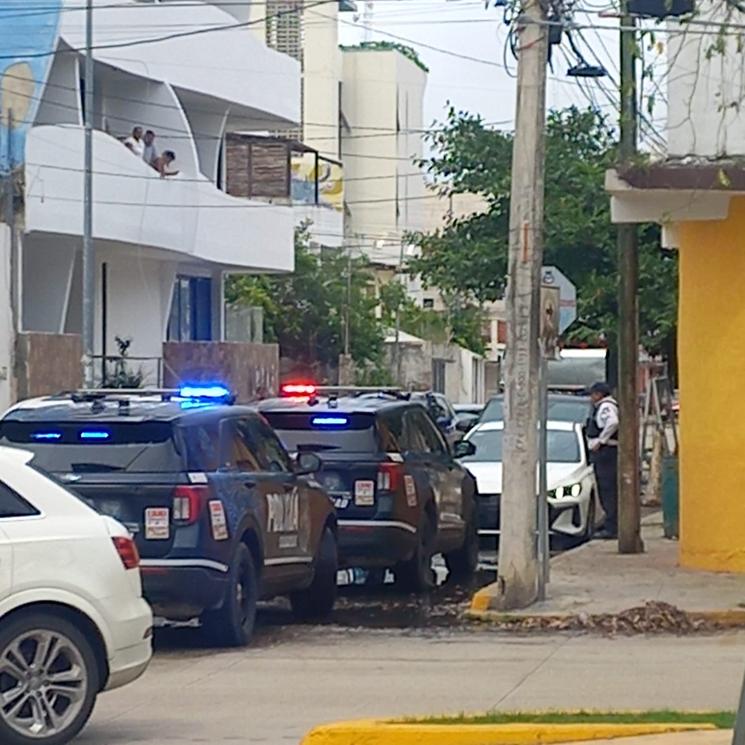 Niño queda encerrado en auto tras detención en Playa del Carmen