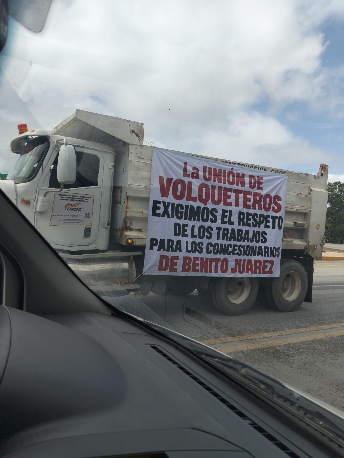 Caravana de transportistas paraliza carretera Cancún-Playa del Carmen