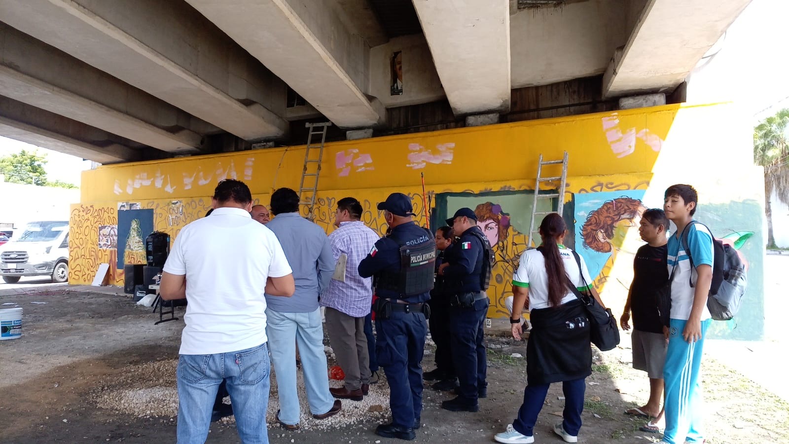 Grafiteros borran muro de políticos corruptos en Cancún