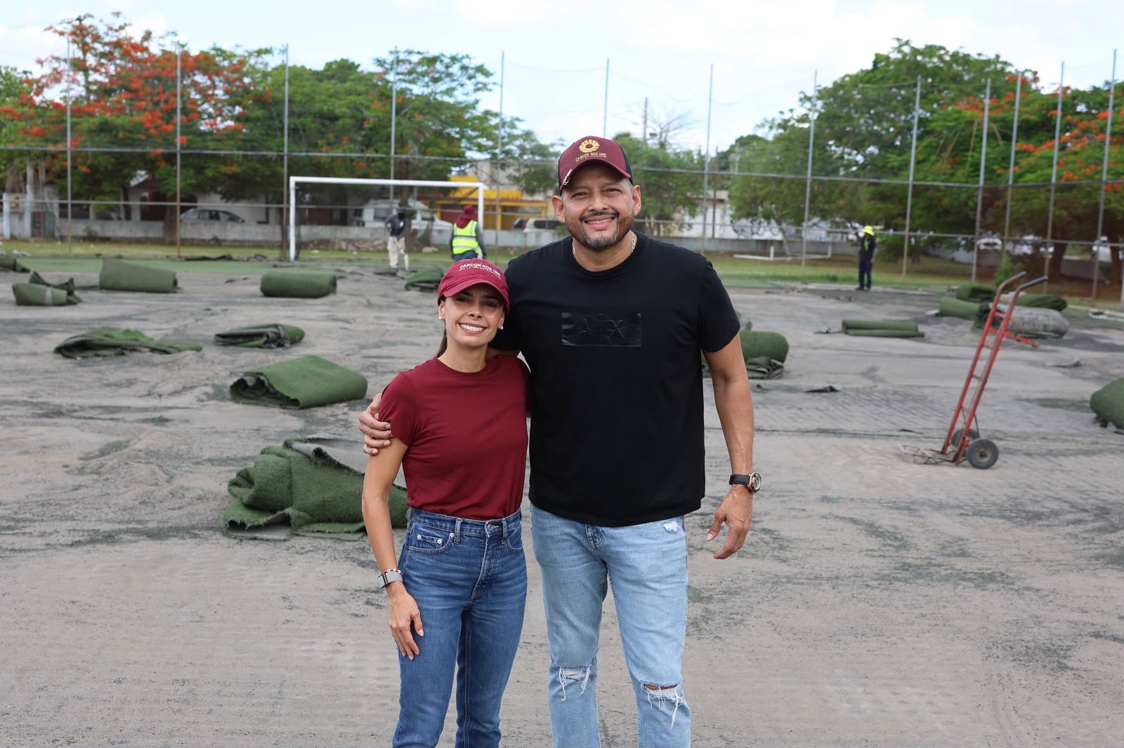 Cancún renueva pasto sintético en 10 canchas deportivas