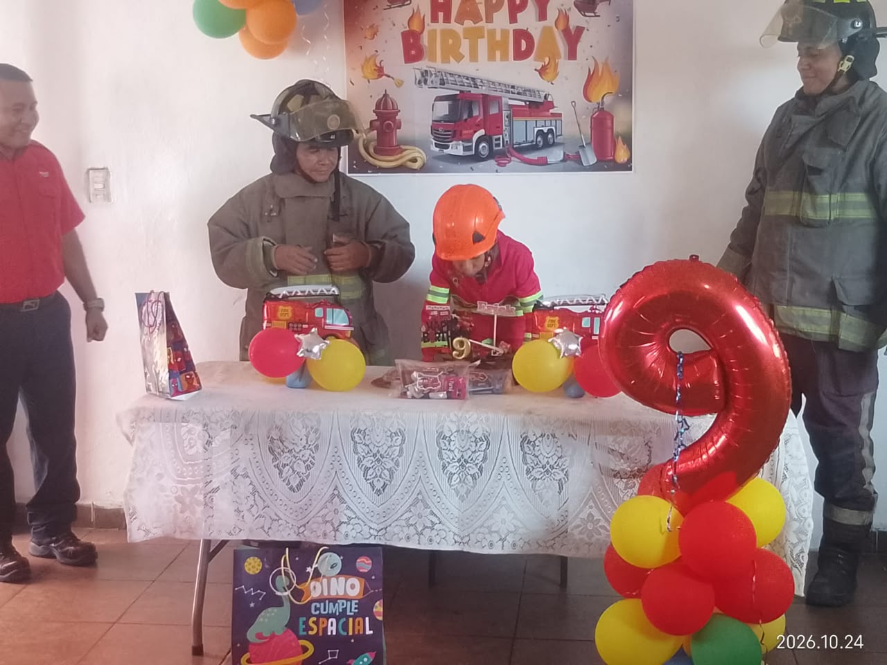 Bomberos de Cancún cumplen sueño de niño en cumpleaños