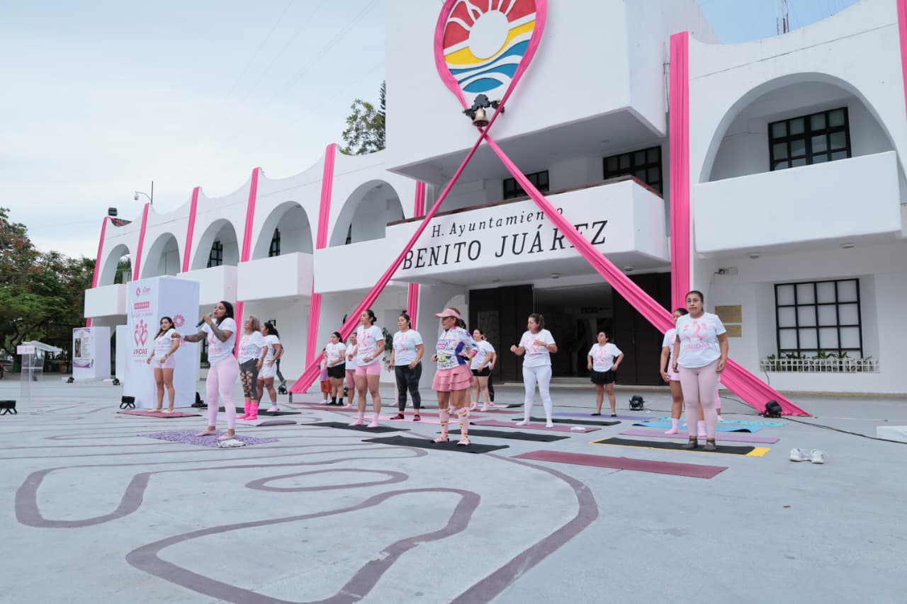 Benito Juárez ilumina Palacio por prevención de cáncer de mama