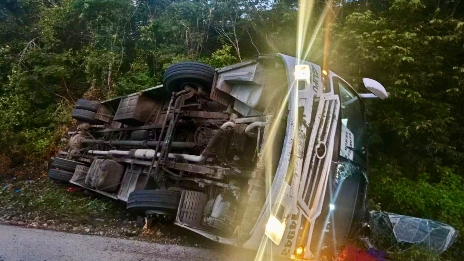 Mueren tres en volcadura de autobús cerca de aeropuerto Tulum