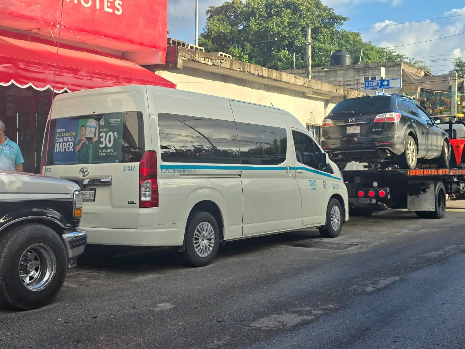 Menor ebrio choca tres autos en Playa del Carmen