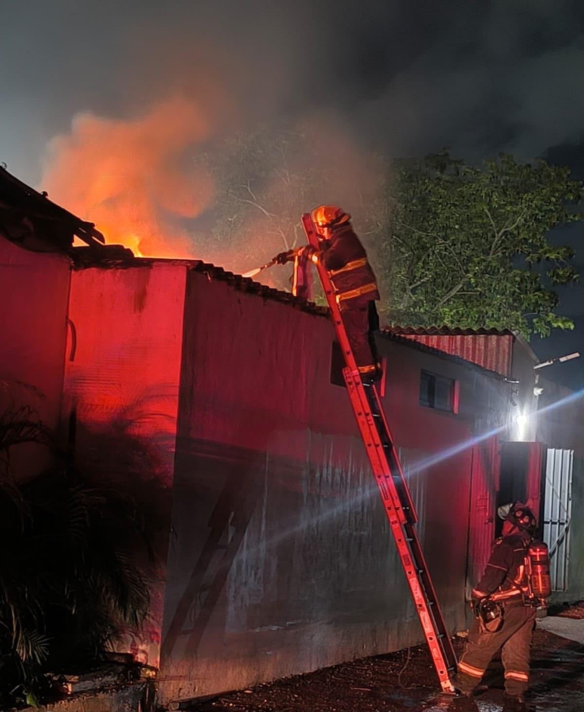 Incendio consume restaurante en avenida Huayacán, Cancún