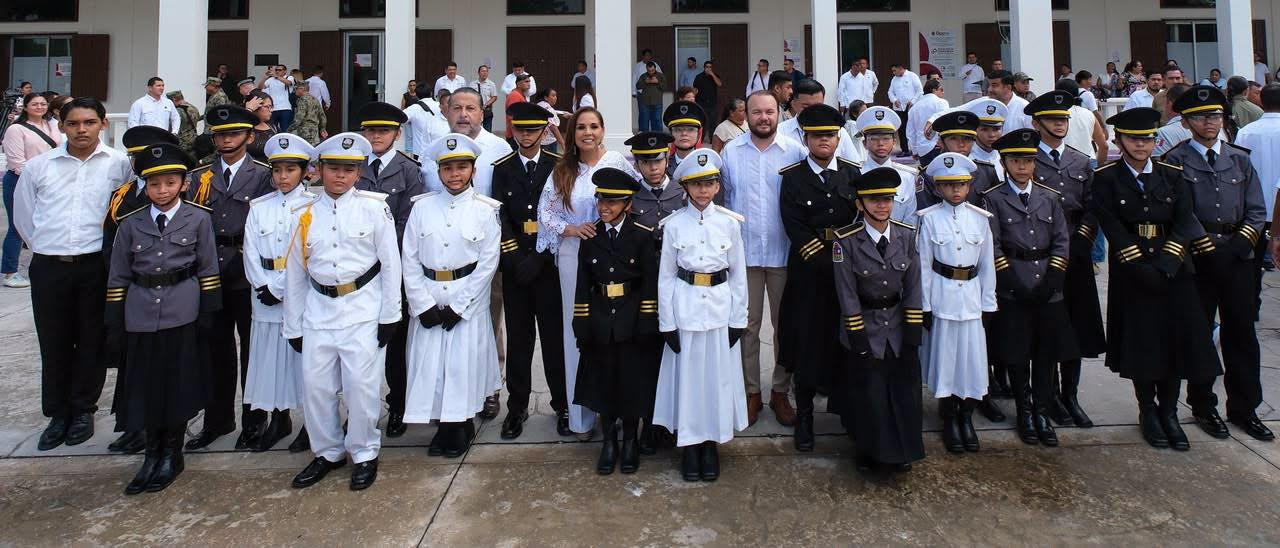 Quintana Roo conmemora 52 años con izamiento de bandera