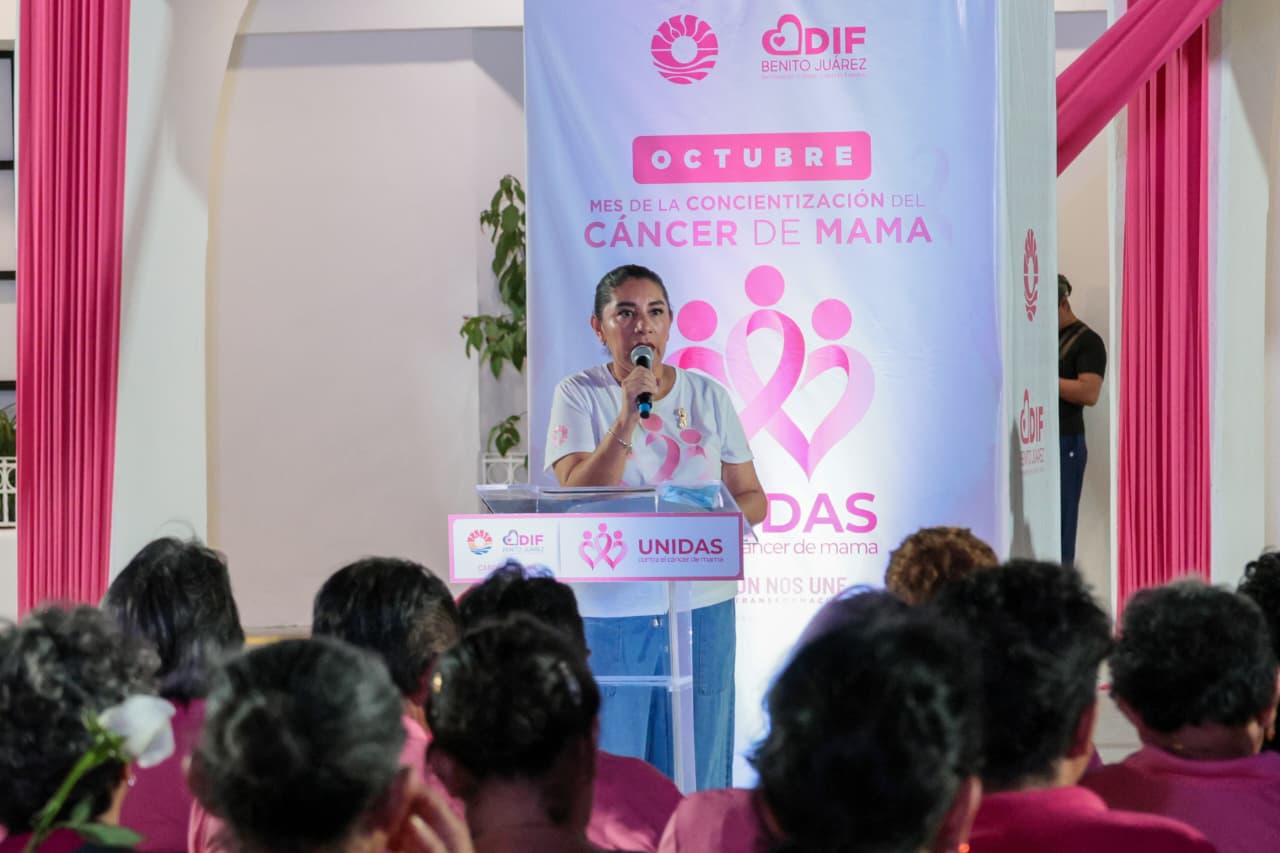 Benito Juárez ilumina Palacio por prevención de cáncer de mama
